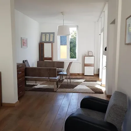 Charl Aparten Si * האם
