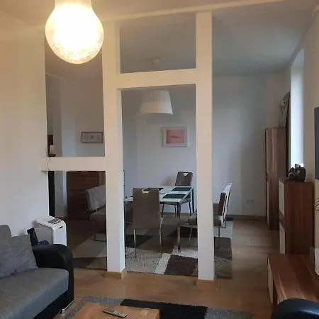 Charl Aparten Si * האם